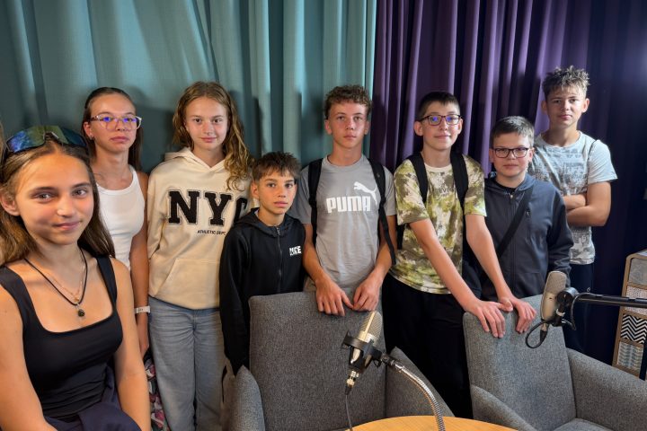 Hetedikes Mikós diákok látogatóban a stúdióban